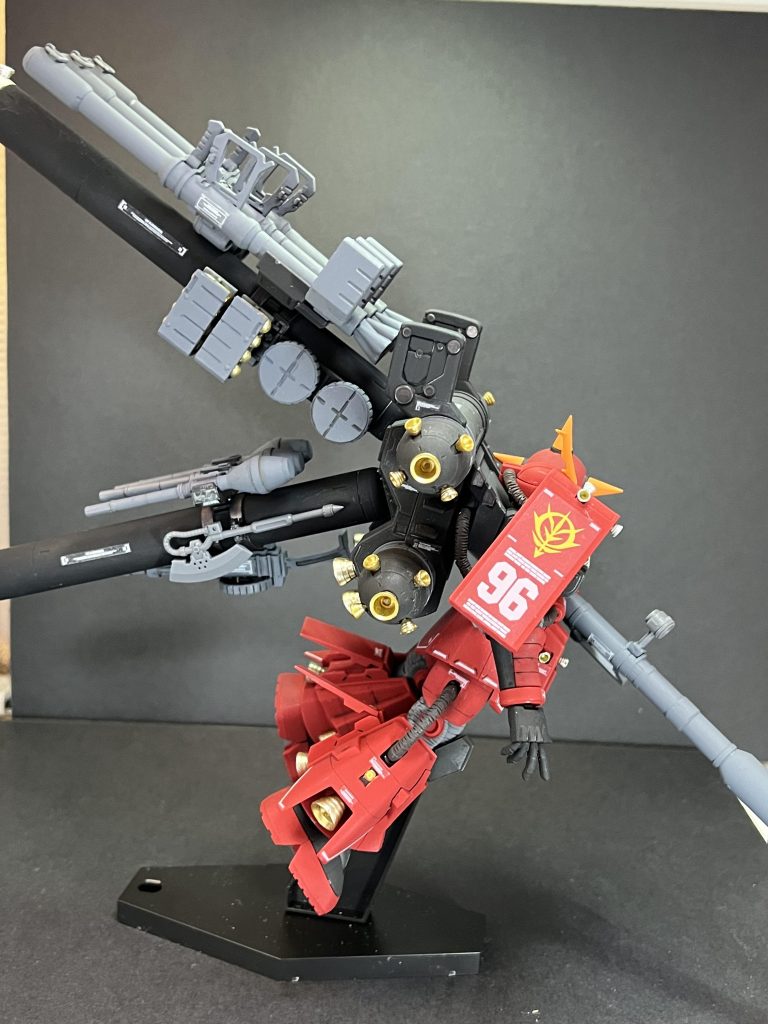 バーニアは、ガンダムマーカーEXホワイトゴールドとシャインシルバー。武装はシタデル ベース mechanicus standard Grey （メカニクス　スタンダード　グレイ）このグレー色はとても使いやすいです。赤は、シタデル ベース MEPHISTON RED （メフィストン・レッド）。この赤いも使いやすいです。なお、スパイクアーマーはこのメフィストン・レッドに黒を少し混ぜたのですが、混ぜなくて良かったです。