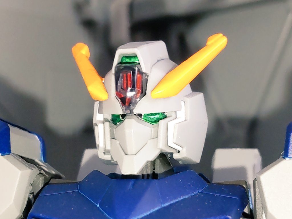 顔アップ。センサー類はメタリックグリーンに変更