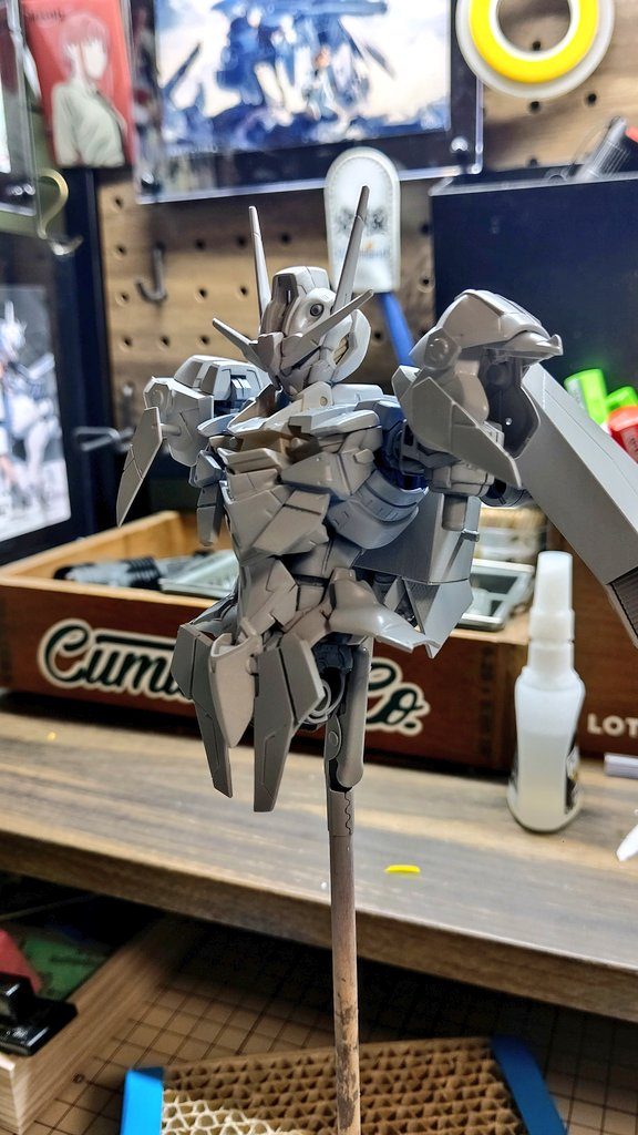 上半身サフチェック。今回スクラッチパーツが多いので何回捨てサフを吹いたかわかりません(笑)