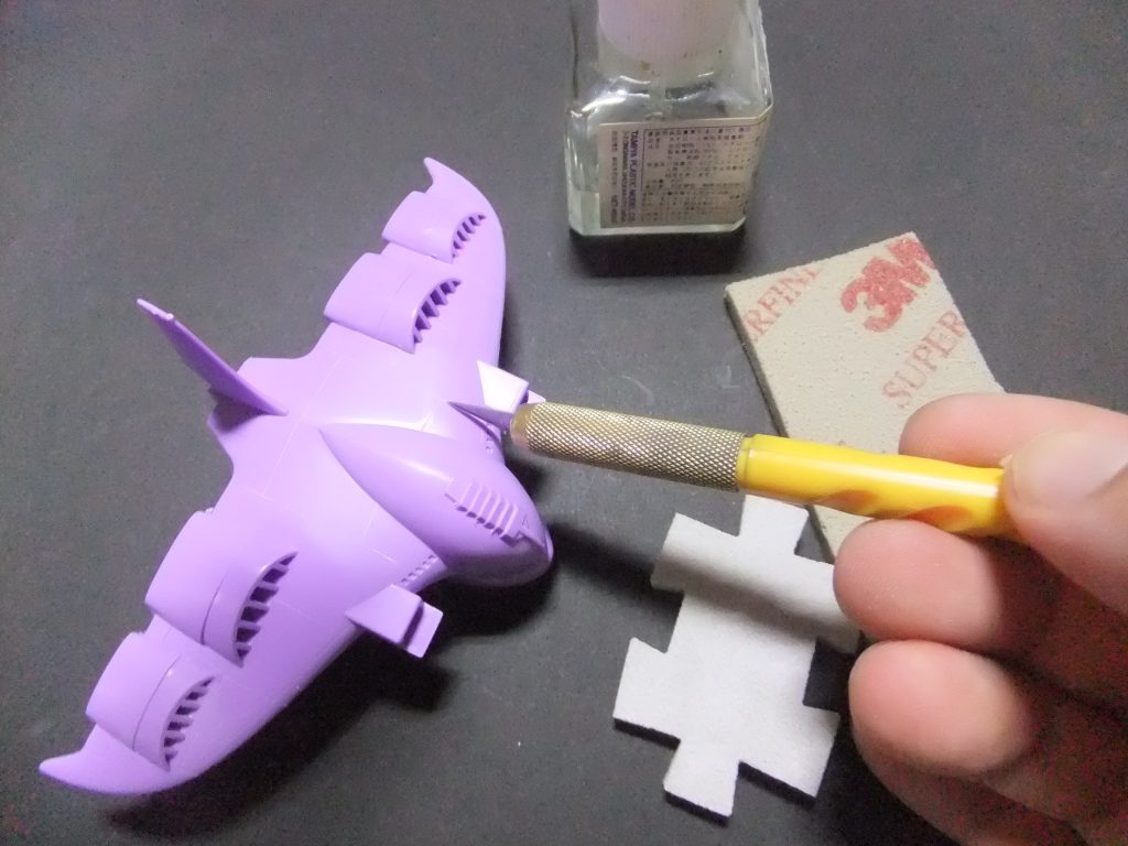 タミヤセメントでむにゅっと接着⇒パーティングライン処理⇒デザインナイフでスジ彫り彫り直し