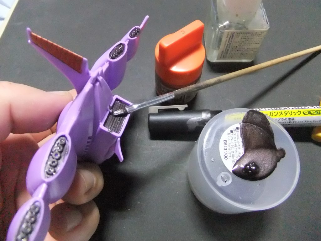 オレンジ色とガンメタ色だけ部分塗装を行います😁