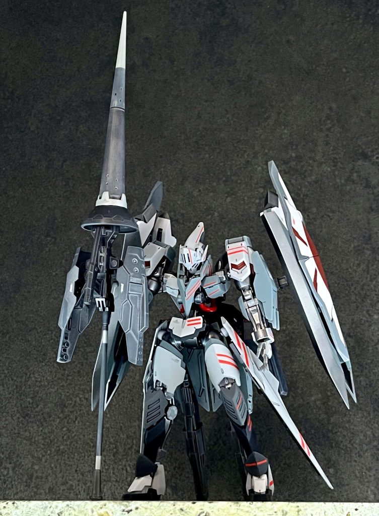 また、左半身にひかれた複数の赤いラインは旭日旗をイメージしています。 武装類に関してはコトブキヤのバトルランスとナイトマスターソードをほぼそのまま使用しています。ミサイルは境界戦機、スタビライザーとタービンスラスターはジェミナス高機動型ユニットのものですね。