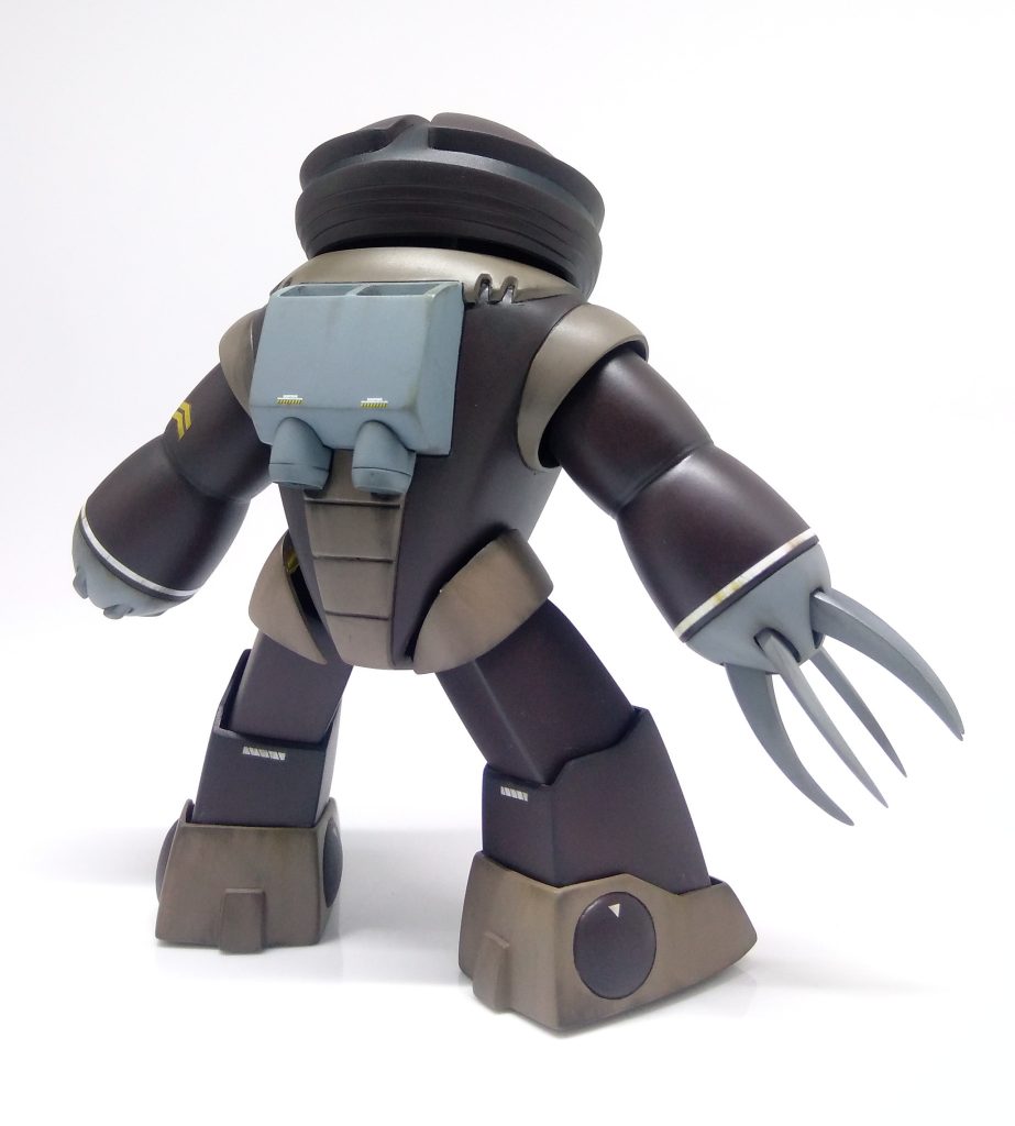 基本的に各パーツ形状はキットのままですが、胴体を少々薄く整形、さらに太ももを上下逆に使用しています。各関節はぶっとばしてアルミ線接続に変更、ですが可動領域は激狭なためほぼ固定モデルとなりました。