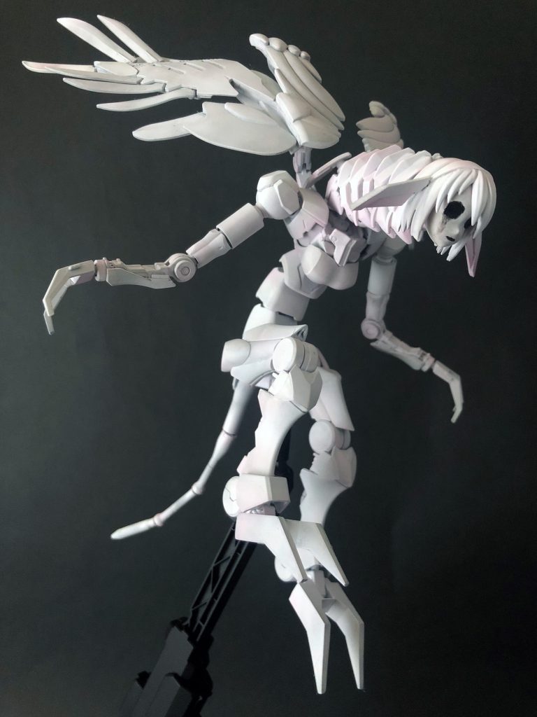 塗装は、エボブラックで下地色を均一に。その上でフラットホワイトを吹いて真っ白にしています。そして更にクリアーピンクと墨入れ塗料でウェザリングですね。そうそう、顔はスミ入れ塗料で描いています。一筆入魂です。