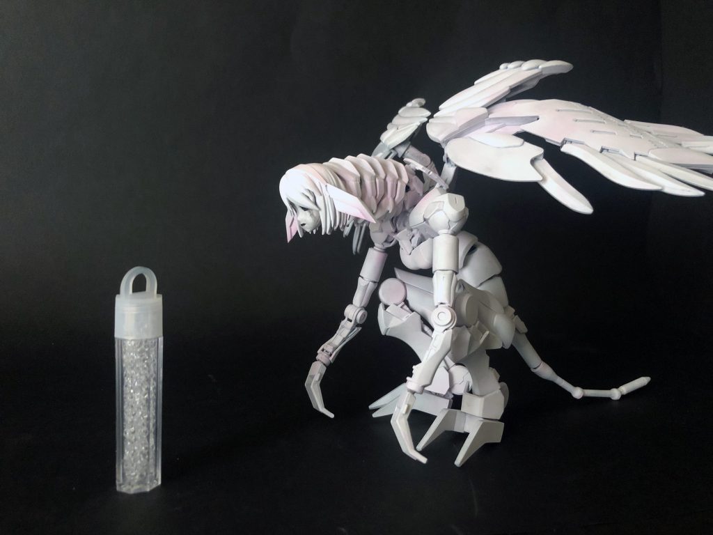 代々木公園の暗がりを歩いていたら、何だかホルミンスターっぽく見えてしまったんですね。それで今回は屋外撮影を行い、背景の合成をしてみました。冒頭の写真がそれです。最後にマクロです。/p 【使用キット】/p MT:HG ガンダムファラクト/p ST:RG ウイングガンダムゼロEW(ウイング)/p D1:30ms ファル=ファリーナ(頭)/p D2:HGBD:R モビルドールメイ(首と胸)/p D3:MGドム(腹)/p D4:HG ディランザ グエル専用機(尾)/p H:ウェーブのボールジョイント、他/p 【加工】/p タミヤ:エポキシ造形パテ、プラバン、プラ棒/p ウェーブ:プラパイプ各種/p 【塗装】/p ガイアノーツ:サーフェイサーエヴォブラック&ホワイト/p ガイアノーツ:Ex-フラットホワイト/p ガイアノーツ:Ex-フラットクリアー プレミアム/p タミヤ:スミ入れ塗料ブラック&ダークグレー&ライトグレー/p ガイアノーツ:クリアーピンク