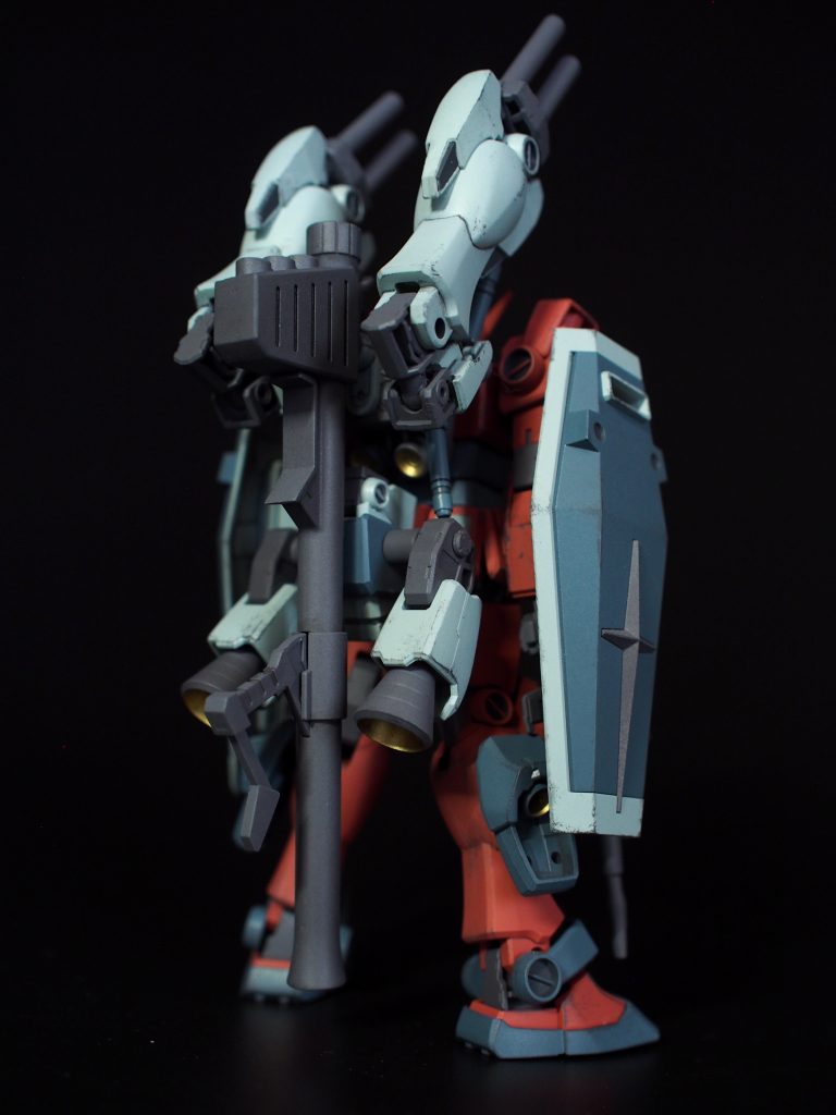 使用したパーツのほとんどはEGガンダムです。その他市販のジョイントとバーニアをつけ足してそれっぽくしました。特に背中のキャノンやブースターを見ていただきたい。