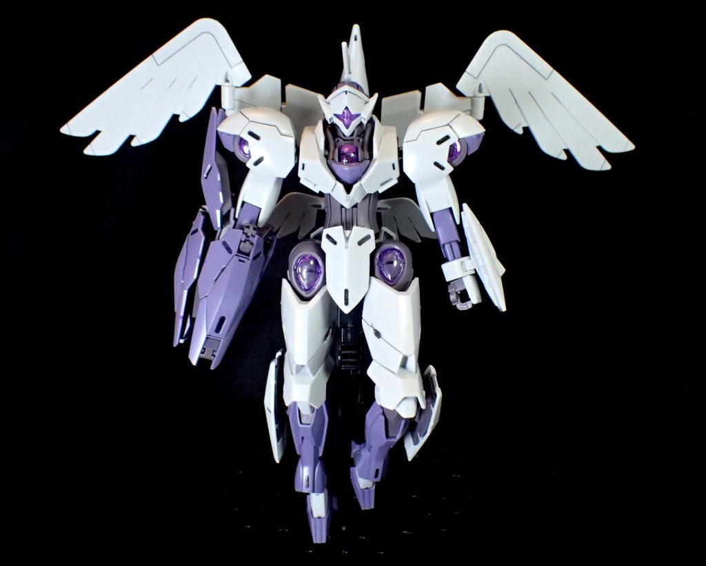 また、100均のグリッターのりがすごく楽しくて、透明パーツの中は粒子が散布した状態です。この機体「レベレーターミカエリス」は、機動力の方向性変換とアンチドートの応用力を上げたことにより消費出力が追い付かなくなったという、課題を残した機体設定となっております。