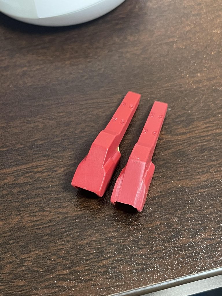 真ん中と左右で別パーツに見えるように左右を削って段落ちさせました。