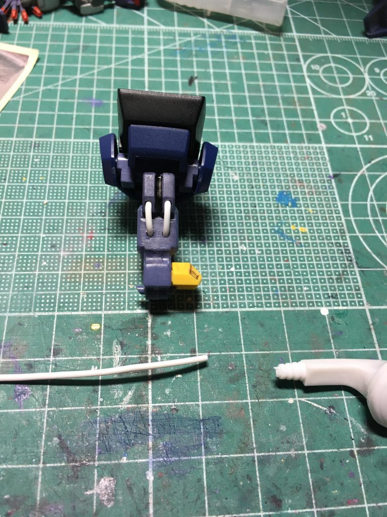 膝裏とふくらはぎのケーブルは残念ながら2mm未満のメッシュワイヤーを近隣で発見できなかったので、イヤホンコードを切って使いました。