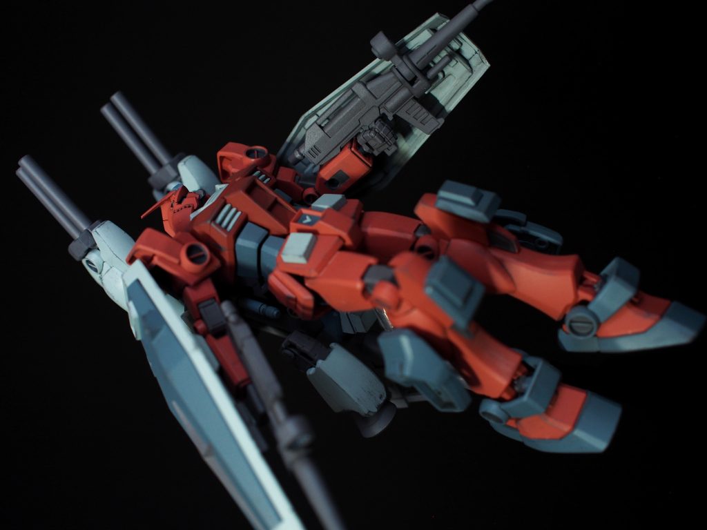 足元にはスリッパやサイドアーマーを付けてセミアーマード感。