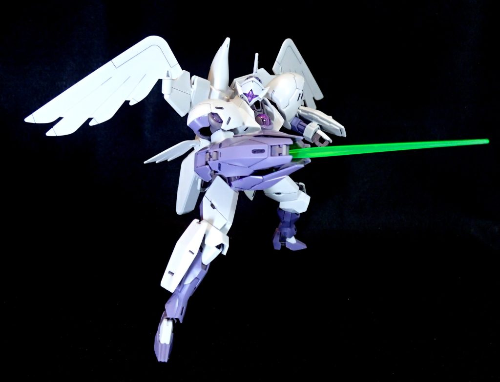 しなしながら、高機動から繰り出されるビームサーベルの展開力は、敵陣とぶつかる最前線で非常に目を見張る功績をあげており、レベレーターミカエリスの開発停止がためらわれた理由の1つでもあります。また、高機動による上下背後からの予測不可能な有線式分離攻撃は、敵を翻弄するのに役立ちましたが、結局放つときに機体が止まるので高機動の意味を無くす、なら高速で近づいて切った方が早くね?と上層部で意見が交わされたようです。