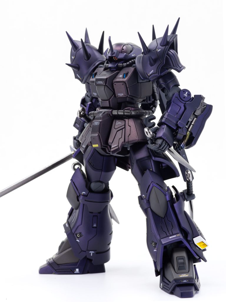 武器見切って本体側。悩んだのは彩色でプレバンのサンプル見る限り紫でもあり黒っぽくもあり、なんとも表現しにくい感じだなぁと。濃く黒い紫をベタ塗りでもいいんですが、作るので楽をしている分、それとは違った何かを試してみようということに。