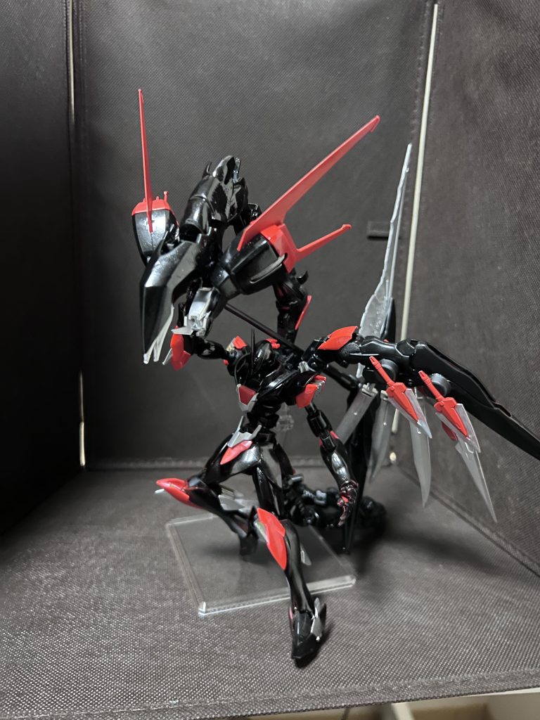 右肩の蛇っぽい兵器です。一応噛みつきとブレスができる蛇頭です笑