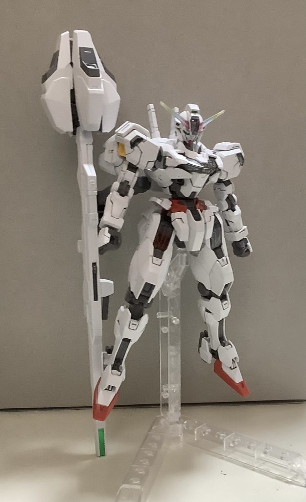 ということで…完成です!虹色のシェルユニットがかっこいいですね。ヴァナディースが作ったガンダムのデザインがいろんな所に使われてますね。いつの間にか写真を貼れるスペースがあと4つになってたのでポーズつけて終わりにしましょう。