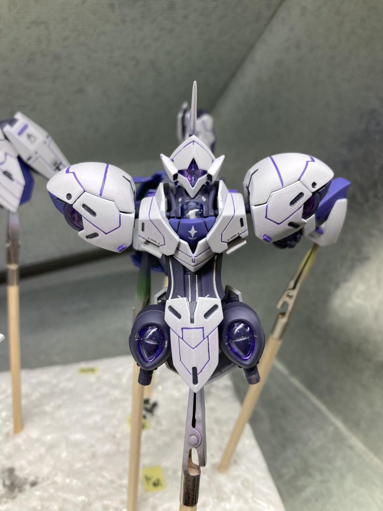 この時点で既にカッコよく思えました（笑）いい感じの透け具合？に仕上がりました。スミ入れの各色とのコントラストも気に入ってます。後はスジ彫りのレベルアップが課題ですね！この写真はつや消し吹く前です。