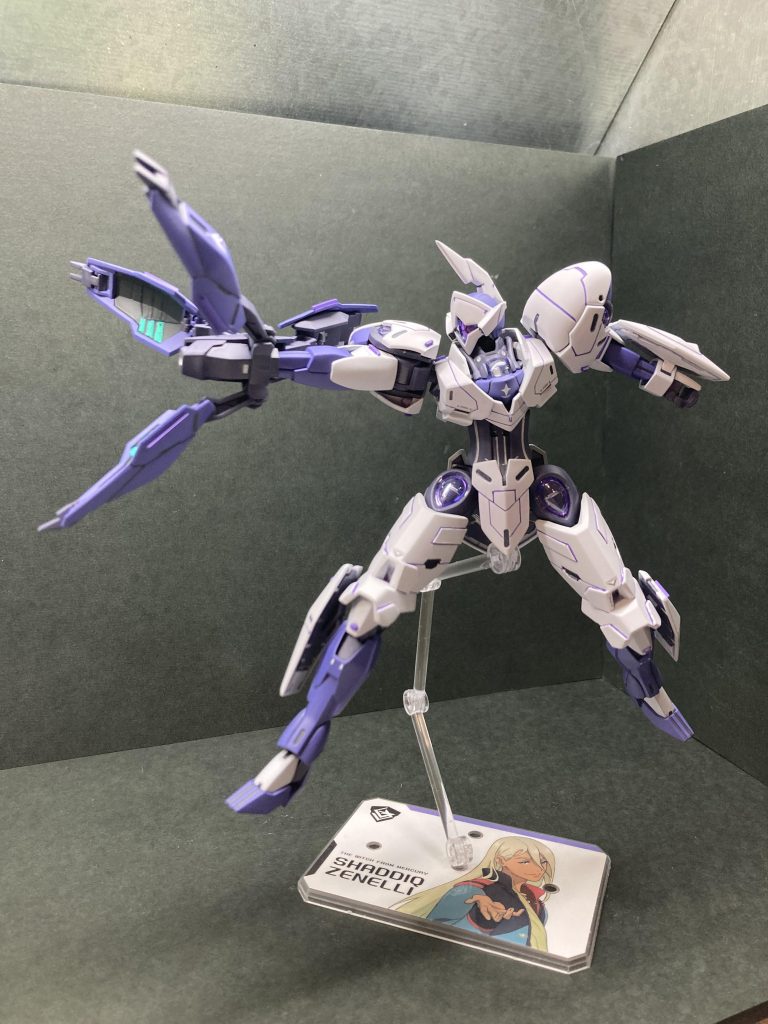 なんだか片手カメハメ波っぽくなりましたが、部分塗装にはエナメルのクロムシルバー、チタンゴールドを、墨入れはファレホのジャーマングレーとブルーバイオレットを使用しました。