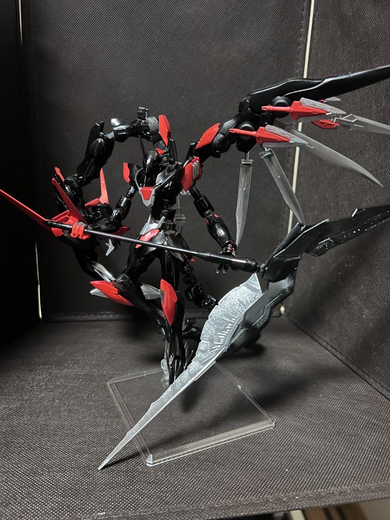 左肩の翼もどきは、一応開閉できます。