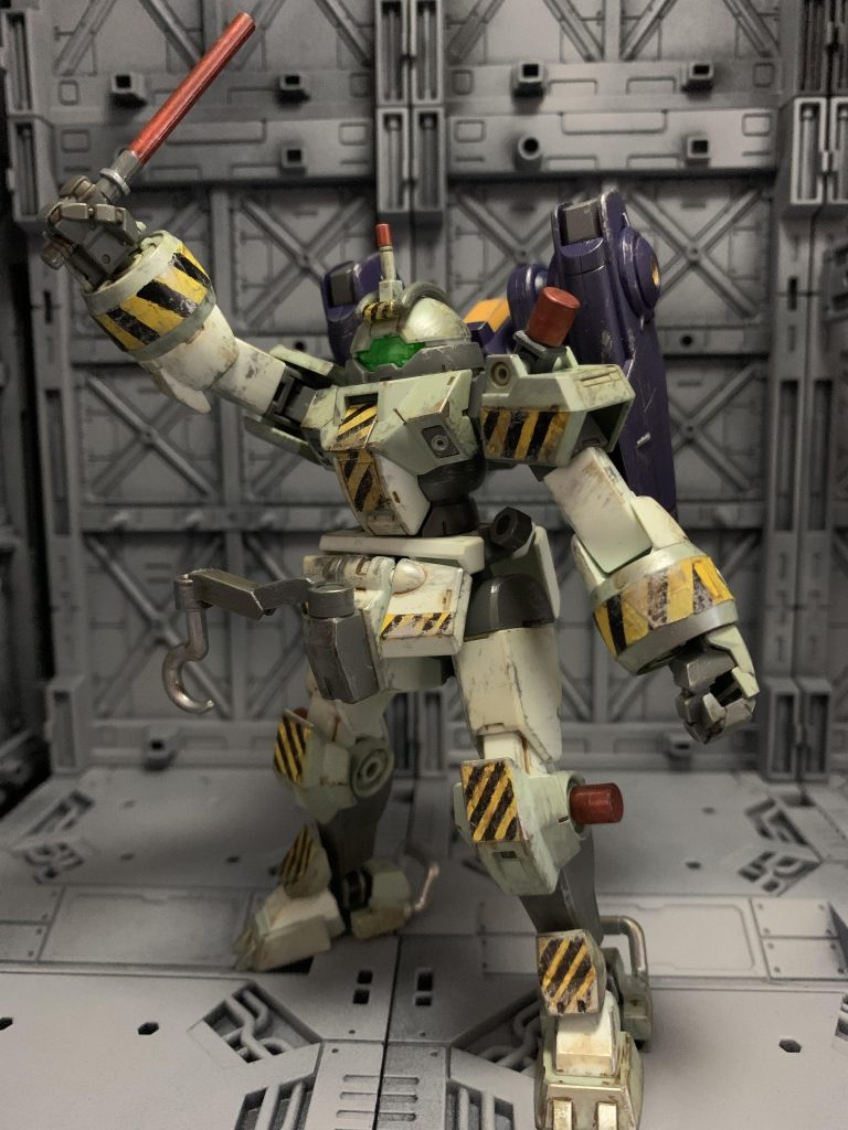 ・誘導スティック他の機体や車両を誘導する為の装備。従来のサーベルスティックとは違い、中にはライトが入っている為白兵戦に用いれば当然砕け散ることとなる。デミトレの棒に色塗っただけ😂正直この棒を見た時からデミトレは工事現場の人にしか見えませんでした🤣