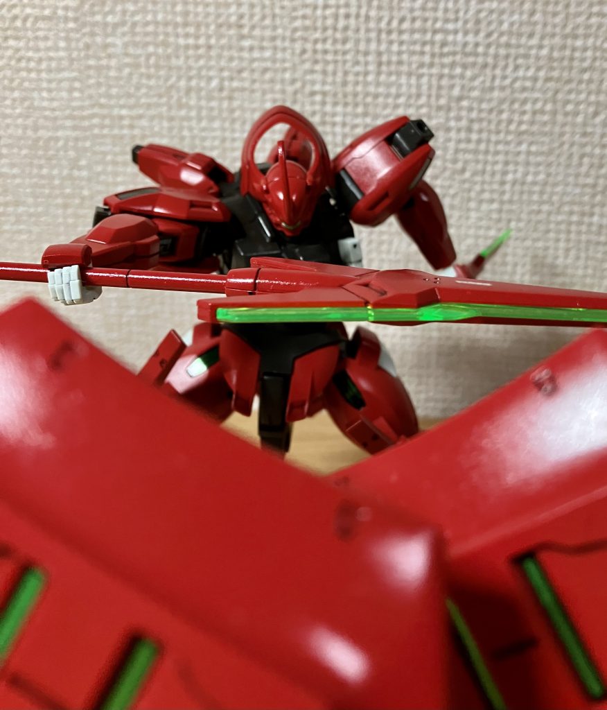 実はガンダムベースに行った際に作製見本は見てきて、艶消し仕上げでとてもカッコよかったですのですが、自分で作るってなったら水に濡れたかのようなツヤツヤの表面が良いなぁと光沢を採用しました