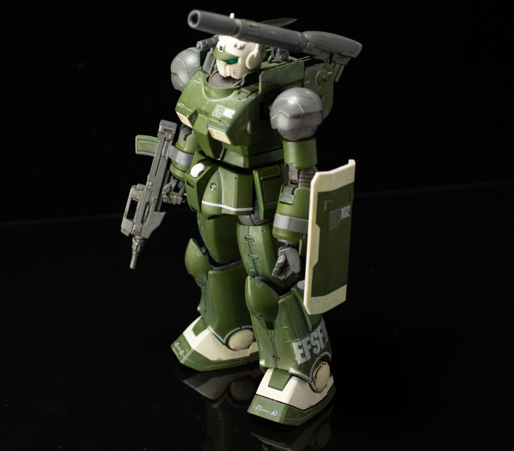 棚に飾ってたら当時小学生だった息子と友達にバラバラにされたり、エナメルで割れたのを補修したり、撮影のために久々に出してきたら経年劣化でパーツが取れたりと、色んな経歴を経てます