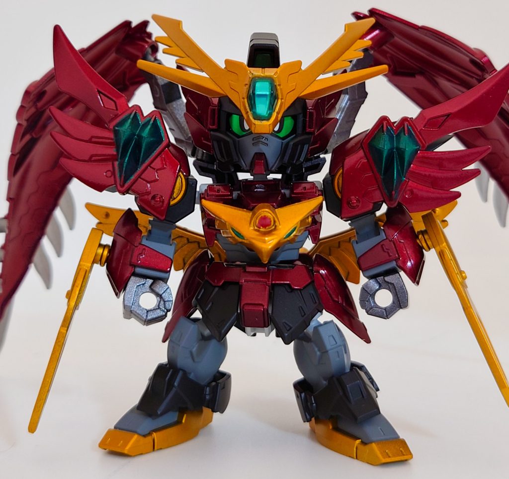 胸には鳥の飾りをつけております。