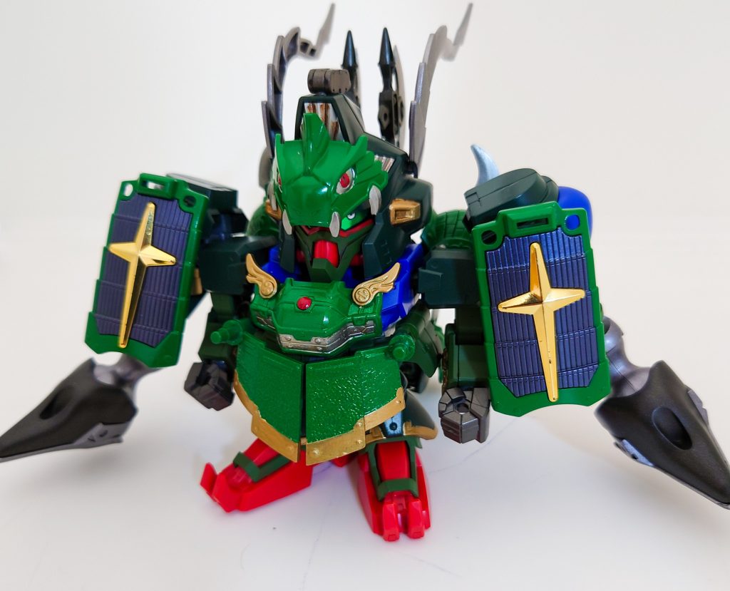 正面玄武なので緑をベースにした配色でまとめました。2等身ぐらいのシルエットだったので、足と腕を延長して全体的にマッシブな感じにさせてます。