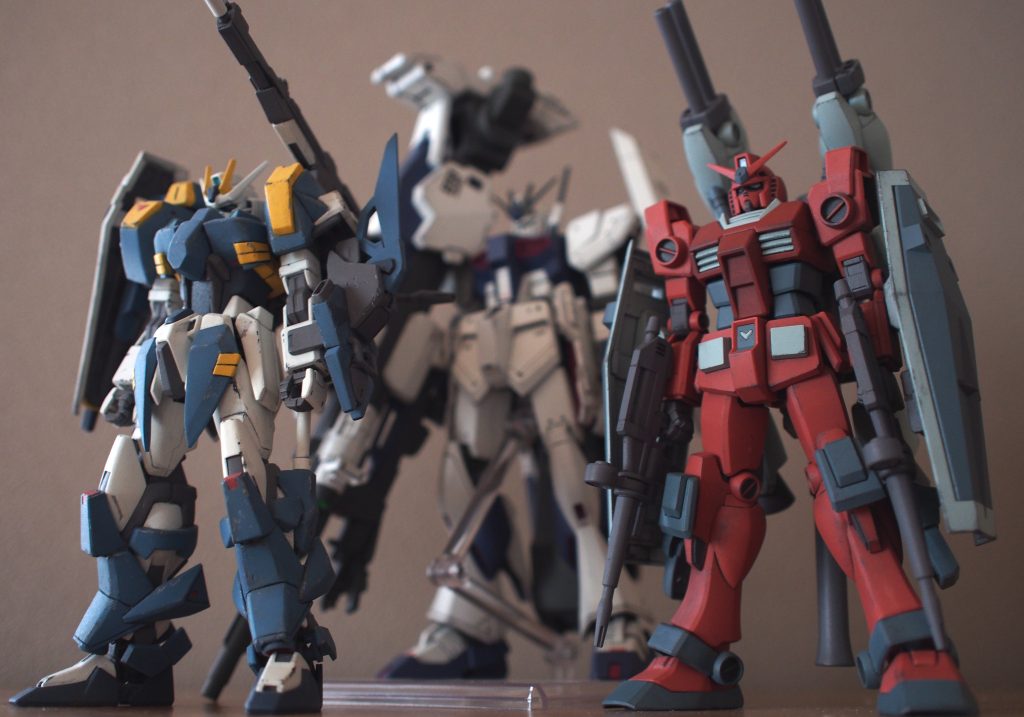 EGガンプラを全種ビルド系にできました。本当に良キットばっかりで最高のラインナップですね。次があるならエクシア出てほしいな…！！今回のガンダムは地元のハードオフに組立済み500円で並んでたものを購入し、融合したものになります。本体赤色とあずき色は成型色、その他は塗装し、全身つや消し仕上げ。1週間くらいで仕上げました。ここまでご覧いただき、ありがとうございました！