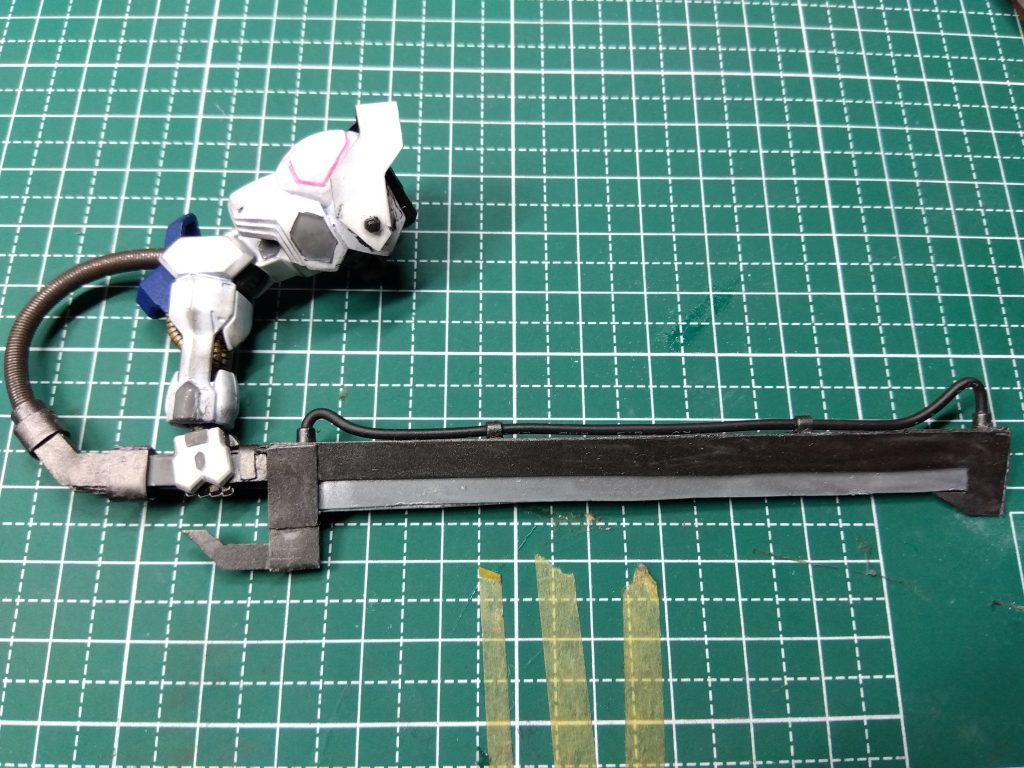 ヒートブレードは全てプラ板で自作したものです。    バックパックのエネルギーを腕からブレードに           チャージするという設定です！                                      