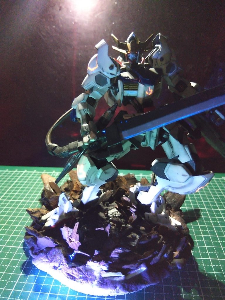 ブラックライトで光るようにしています！