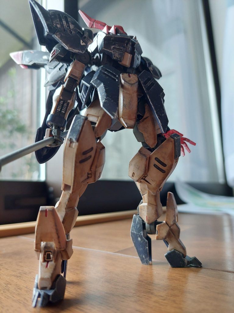 艶消しトップコートで半年ぐらい置いていたものに、ガンダムマーカーで汚したり部分塗装水性ホビーカラーの焼鉄やシルバーでスポンジ汚し