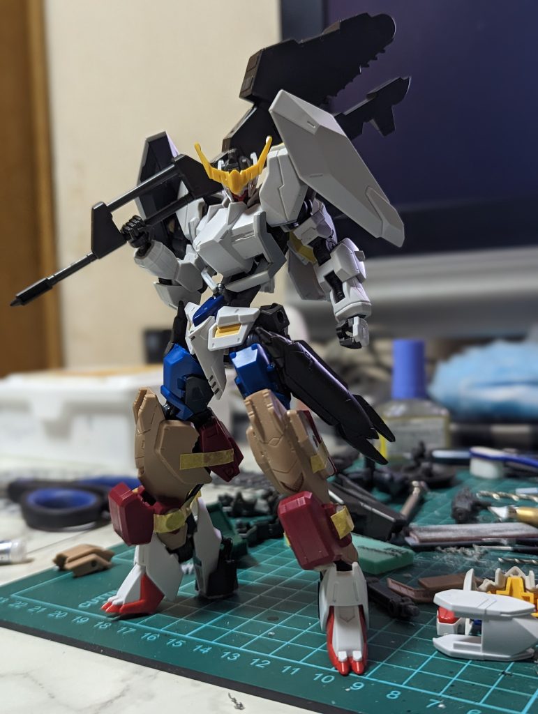 初期案はこんな感じでしたが、足周りにボリュームが欲しかったのでシールドバインダーを脚部に移動しました。