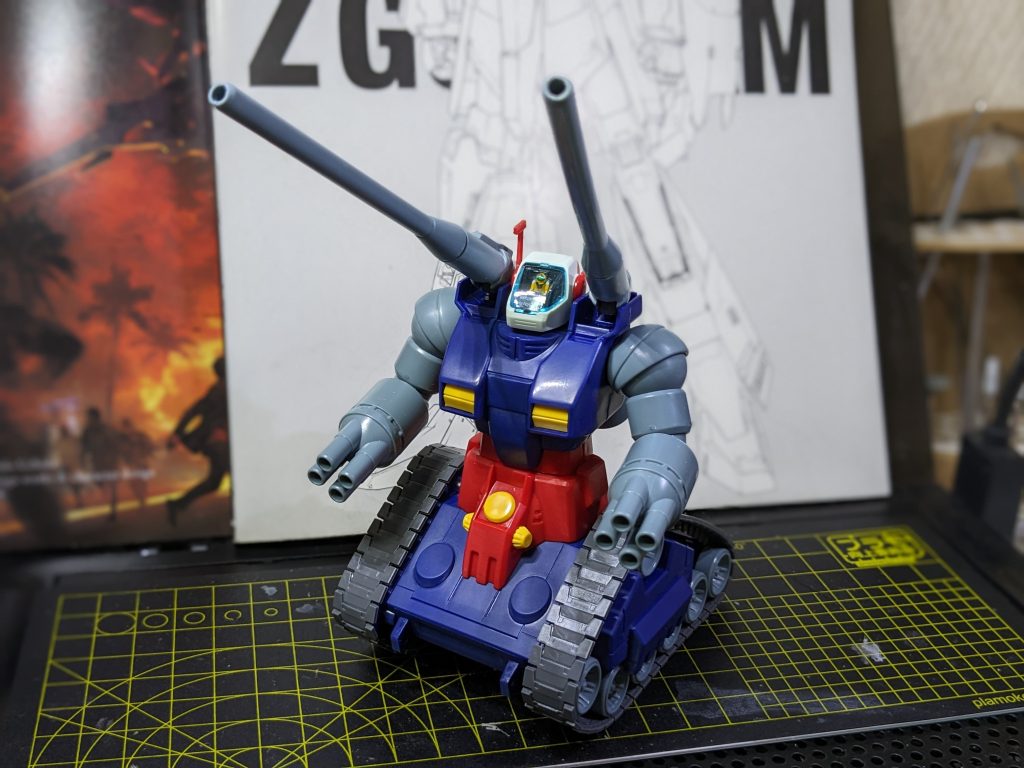 気分転換にガンタンク作製、合わせ目消しとヒケ処理＆コクピット塗装のみですが手持ちのホワイトベース隊で撮影したらこれで十分満足しました（笑）基地は昔購入した完成品に整備クルーだけ作って配置し、こういうお手軽撮影に使ってます。