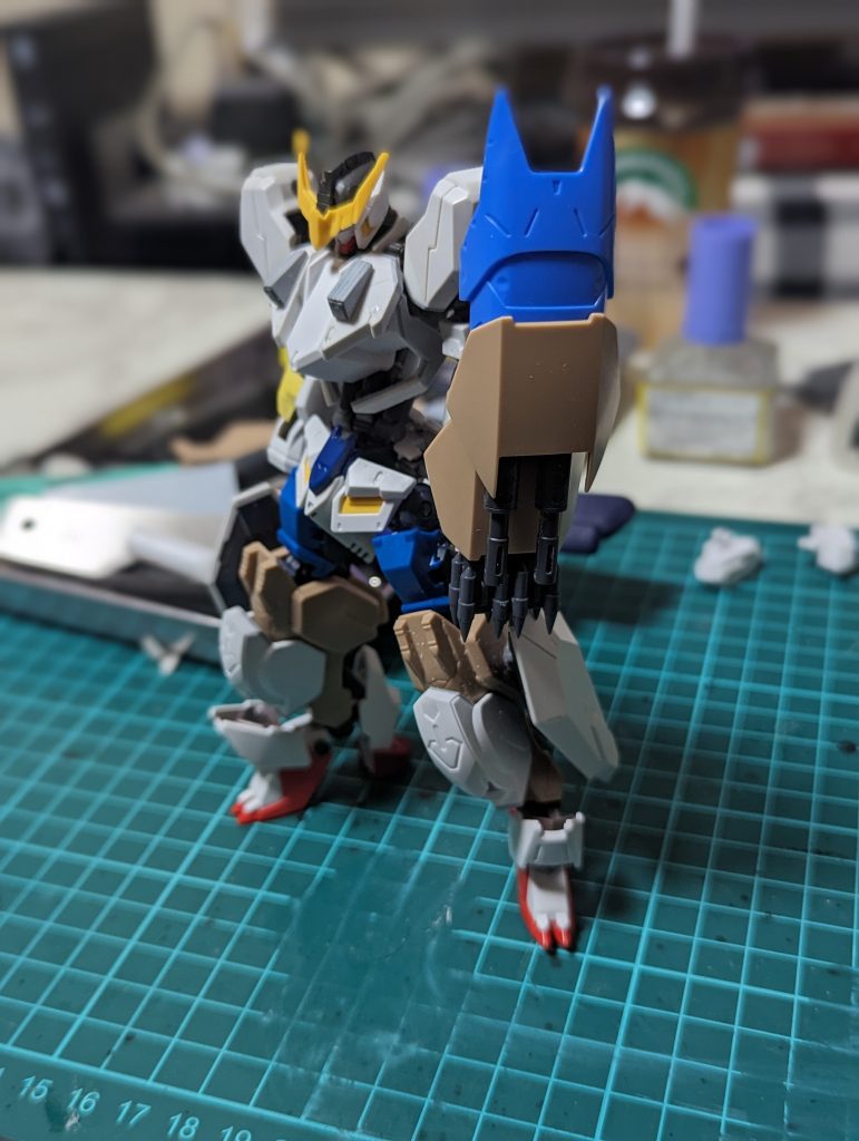 大型の盾型武装ははアスタロトのシールドとグシオンFCのバインダー境界戦機のオプションパーツなどを組み合わせて制作しました。