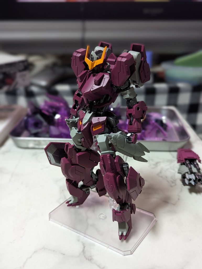 イサリビの色味の表現が難しくシャアレッドをベースに明灰白色1と色ノ元マゼンタを調色しそれっぽく近付けたかな？と思います。