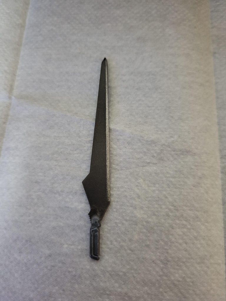 エールストライカーのパーツが剣に見えたので、切って色を塗ったらまぁまぁいい感じに仕上がりました。