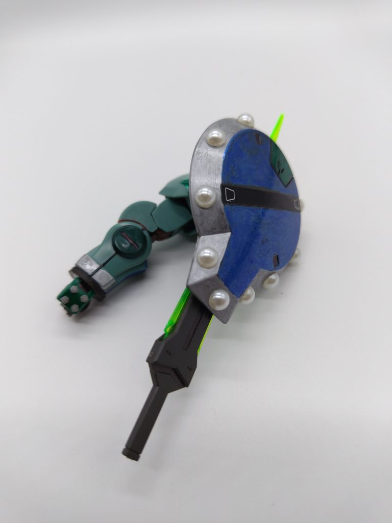 左腕のビームトーチ収納状態。