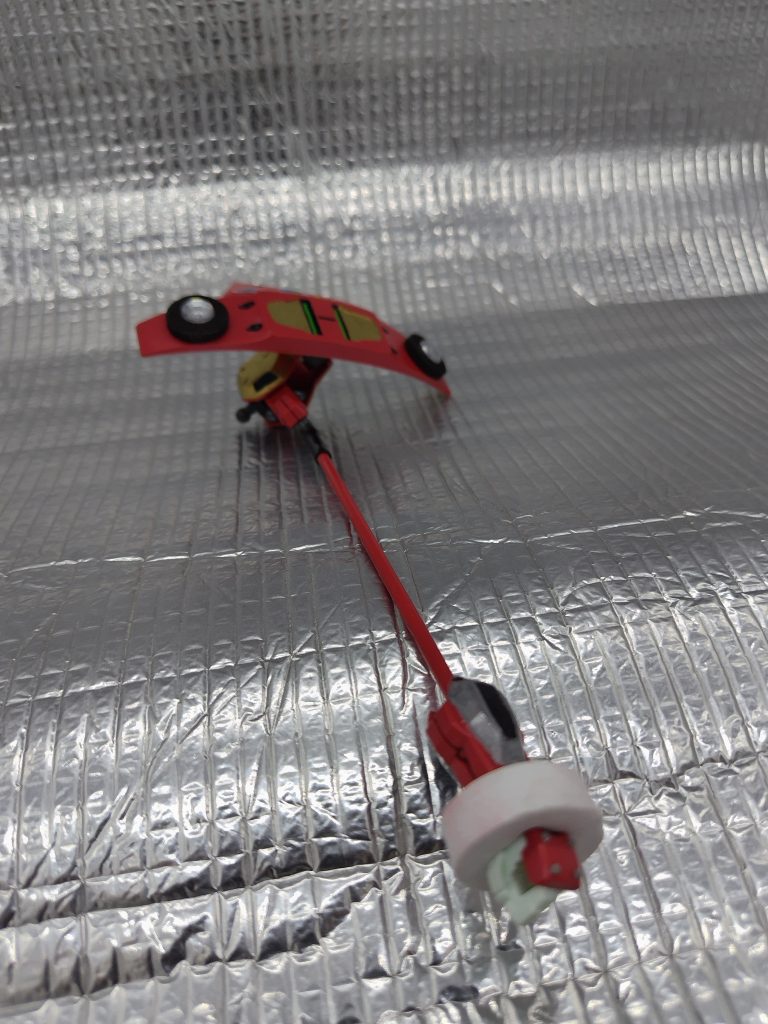 アンビカー(自称レーザ反射装着付き)と伸びた前腕の様子。