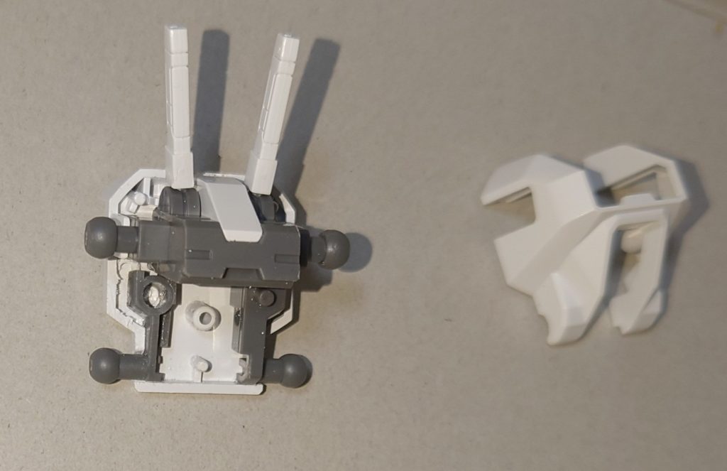 エスカッシャン用に買った予備のパーツを移植して左右に接続できるようにしました。なお、予備のキャリバーンもちゃんと組んでます。