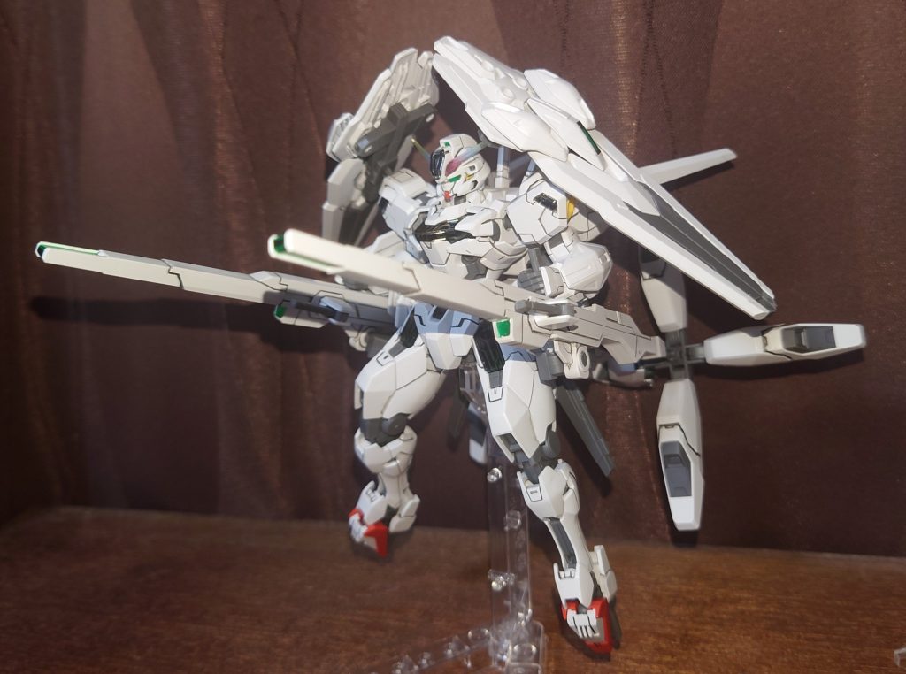 上部にデッカイのがあるので見た目のバランスが悪いのを、ライフルとスラスターが2つ有ることで少しバランス調整できたかな、と。