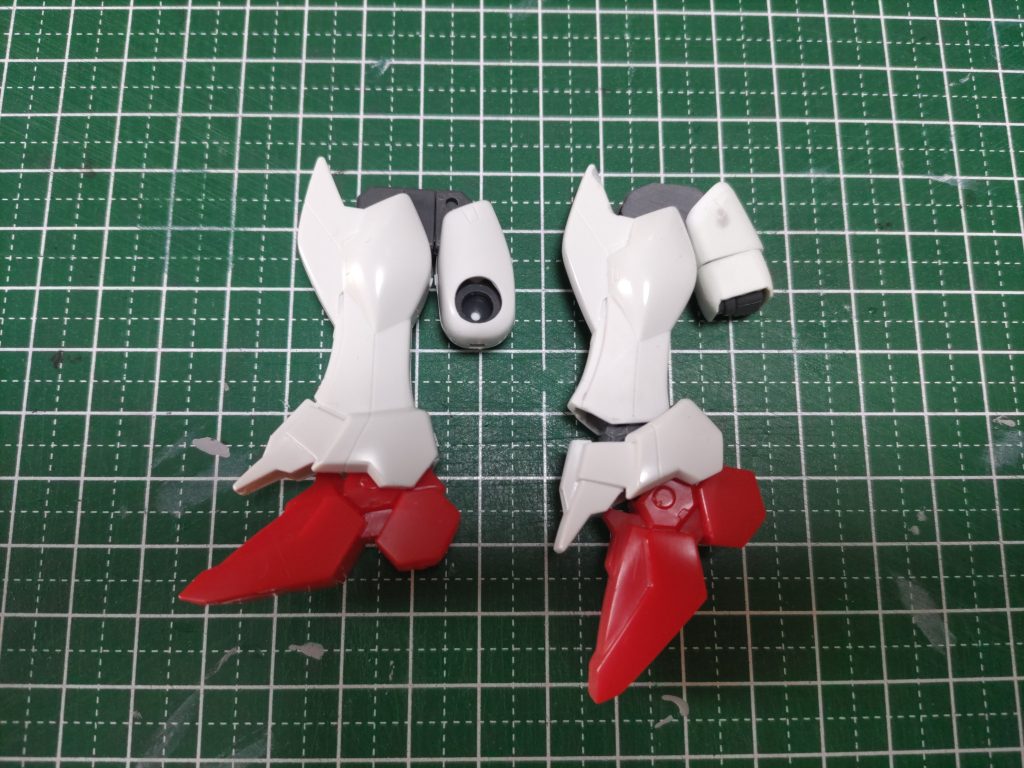 脚部股関節から太腿、膝関節と足首関節はガンダムのモノを移植。 可動箇所は多い方がいいだろうと、太腿の回転は残しましたが、あまりポージングに影響がなかったので、接着して一体化した方が見栄えが良かったかも・・・上腕同様、太腿はそのままでは長いので、上端をカットして、下端にプラ板を貼り削り込んで形状を変更。アンクルガードは脛から切り離し、ガンダムの足首パーツに接続。足部分は削り落とした足の裏のディテールをプラ板で復活、足首にボールジョイント小の受けを仕込みました。意外にも、無加工の方が膝は深く曲がりますが、足首の移植は効果大でした。