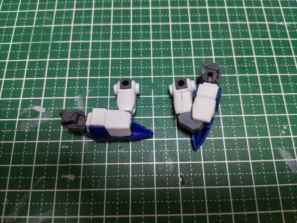 腕部肩アーマーは無加工でも後ハメ可能なのでそのまま。肩関節部をゼロから切り出し、上腕から肘関節、手首関節はガンダムのモノを移植。                          そのままでは長いので、上腕の上端をカットして下端にプラ板を貼り、削り込んで形状を変更。手首は前述のジム制作時に残った、GM/GMだったかベースガンダムどちらかのモノに交換。                  次元ビルドナックル買っとけば良かった・・・丁度いい平手がナイ・・・