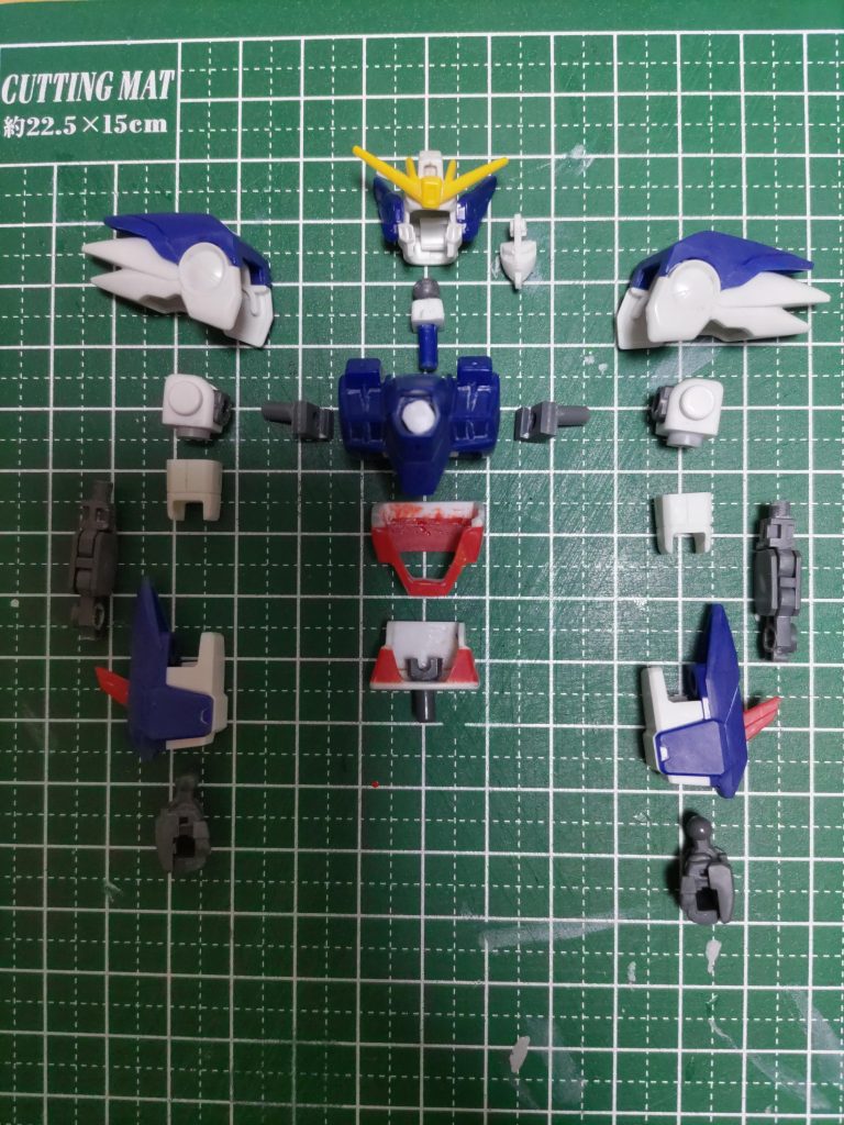 上半身頭部は、フェイス部を後ハメしたのみ。首はキットのポリパーツを削ぎ落として、プラ板で囲って塗装可能に。              胴体側にキットのポリキャップを仕込んで二重関節にしましたが、全く効果ナシ・・・