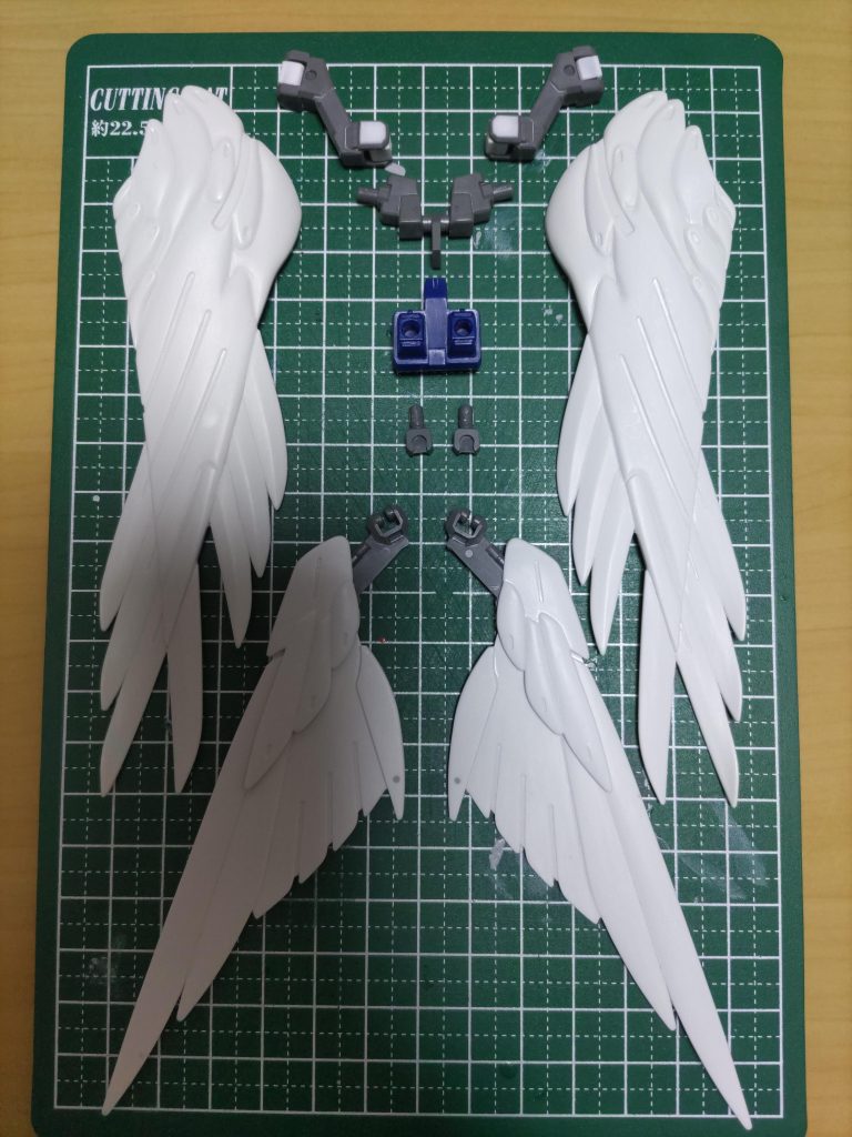 バックパックはアームのポリキャップが剥き出しなので、余白ギリギリまで削ぎ落とし、プラ板で囲って塗装可能に。