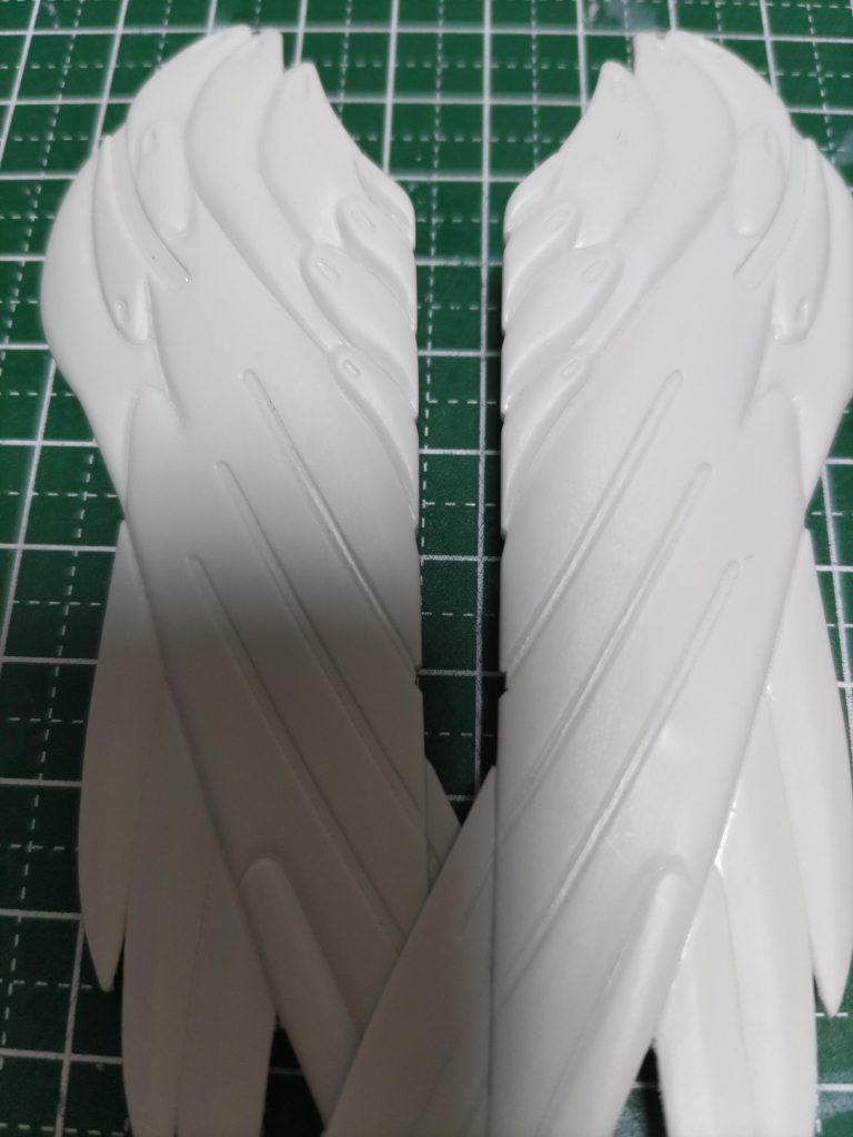 ウイングは大気圏突入モード時の左右の合わせ目が真っ平らだったので、切れ込みを入れて少し羽っぽくしてみましたが、ほぼ変わりませんでした。                       材質が普通のプラではなく、加工しづらいので、あまりいじれませんでした。