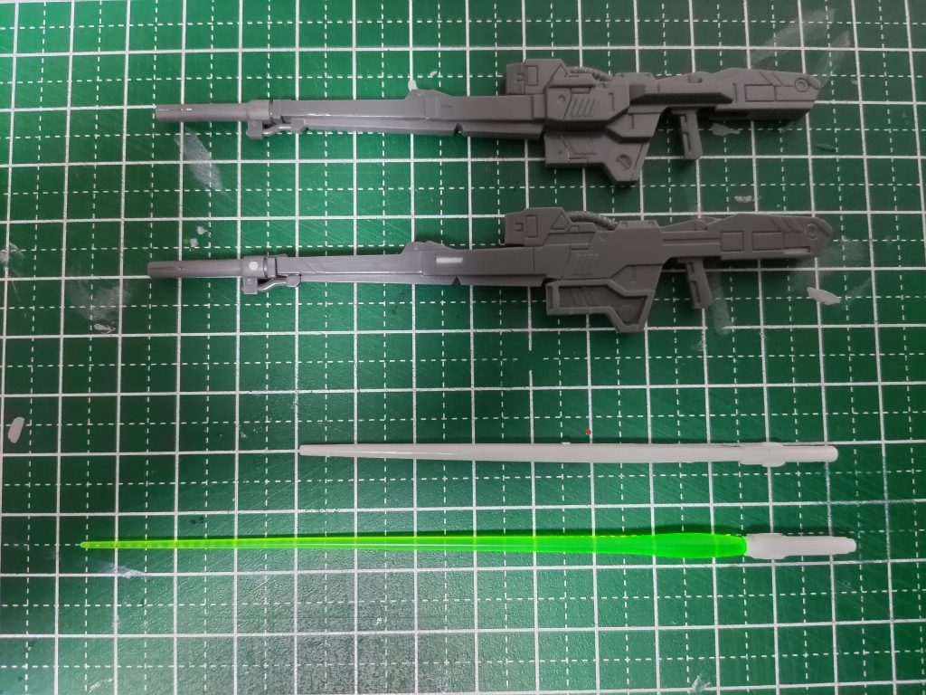 武装ツインバスターライフルは交換した手首に合わせてグリップを削り、銃口部が歪んでいたので円く削り開口。連結用にネオジム磁石を仕込みました。キットのビームサーベルは、グリップと刀身が一体で白一色なので、HGACのウイングゼロのモノを流用しました。