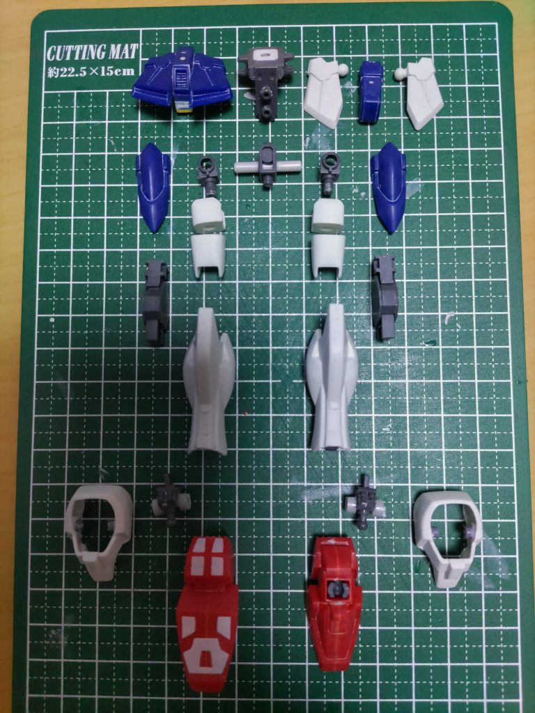 下半身腰部はガンダムのフレームにゼロのアーマーを装着。                      フレームは横幅が広いので、中央と左右に分割して、切断面で詰めて再接着。                         アーマーの取り付け基部はガンダムから移植。股関節の軸も長いので切り落とし、プラ棒を通しました。