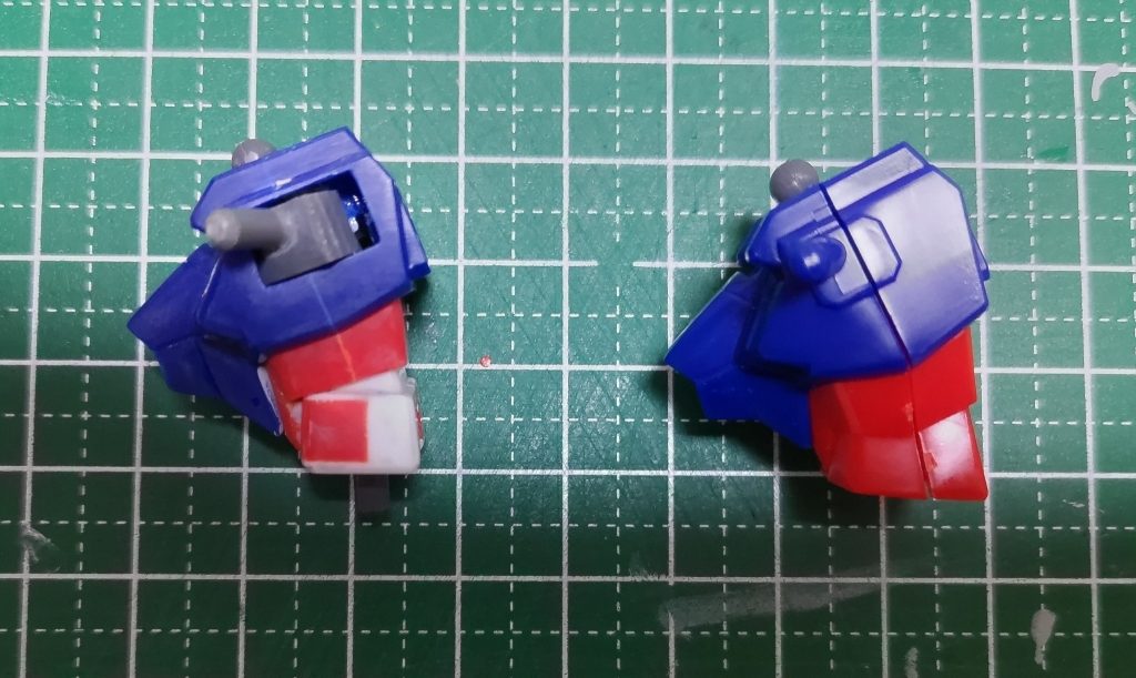 胴体肩関節はランナーのT字の部分を仕込んで(トの字と言った方が伝わるかな?)前にスイング可能に。胴体は一体型で腰が回るだけだったのを、青い胸部と赤い腹部で分割。            赤い腹部は中をくり抜き、上下で分割して、上は遊動式にして下部分と胸部をボールジョイントで繋ぎました。                これでアクションパーツとほぼ同等の可動が可能に。                    ただ、写真を見てもらうと分かる通り、遊動式にした部分の効果がまるでナシ・・・