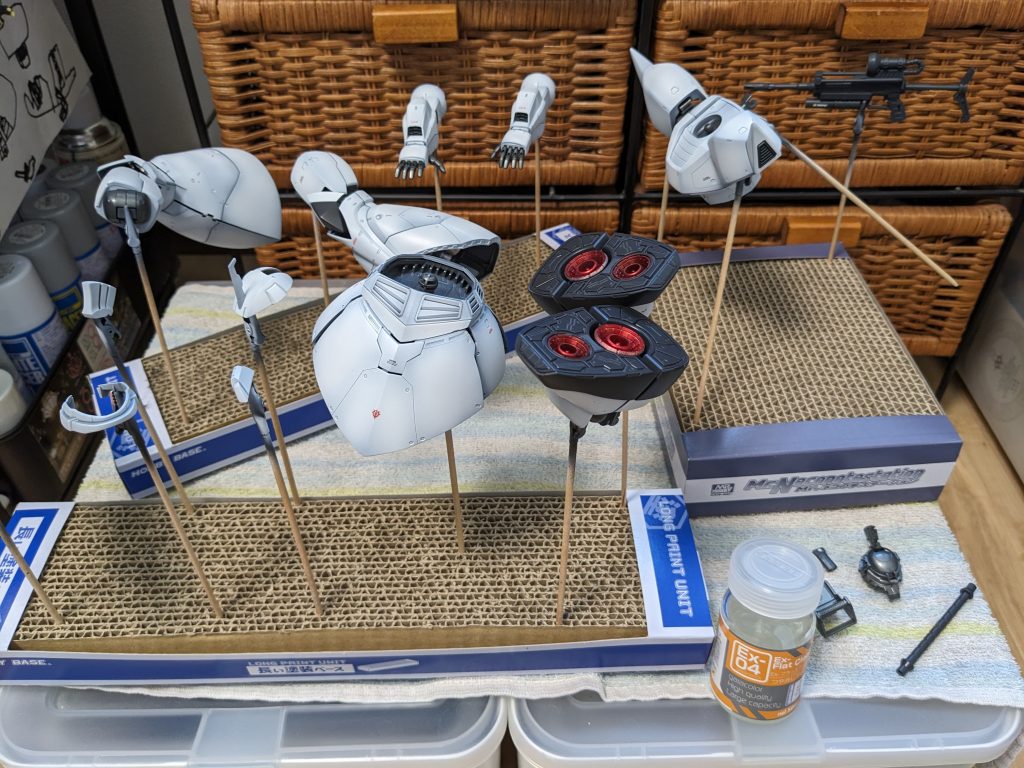 デカールの後にトップコートを吹きました。一度目は薄く軽く全体に、二度目はしっかり、全て吹いた後にもう一度塗面を確認して足りなそうなところに軽く、と三回吹いてますが白化も全くありません。ミッドナイトブルーの塗装面が少しムラが目立っていたんですがフラットクリアーの細かい粒子で均一で綺麗な塗装面になりました。EX-10のプレミアムというのが出てるみたいなんですがこれよりもっと良いとか本当なの？