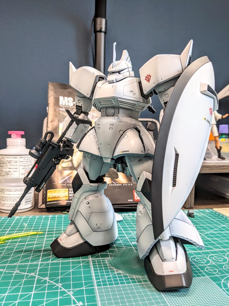 グラデーション塗装でホワイト1色に量産型といいつつ、アンテナを使用し、隊長機仕様にしています。