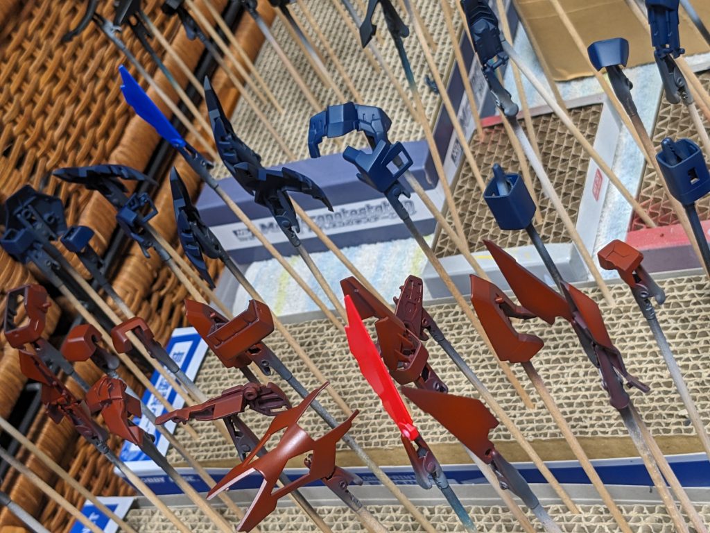 メカサフスーパーヘビィを下地にウルトラマリンブルーとブライトレッドそれぞれホワイト下地から塗ったパーツと比べると色味がかなり違いますね。